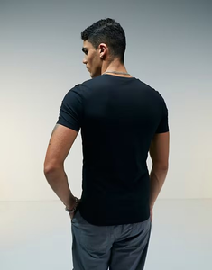 T-Shirt da uomo aderente con 5% in cotone elastan a girocollo a maniche corte Tight Fit Muscle Fit in colore nero - Product Image 3