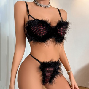 Sous-vêtements élégants en maille transparente à carreaux avec bordure en fourrure noire et détails contrastants - Product Image 3