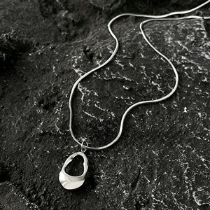 Collier pendentif ovale irrégulier minimaliste en acier inoxydable pour femme, chaîne en argent - Product Image 6