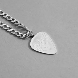 قلادة على شكل ملاقطة جيتار من الفولاذ المقاوم للصدأ مع نقوش نوتات موسيقية، هدية عصرية للجنسين - Product Image 4