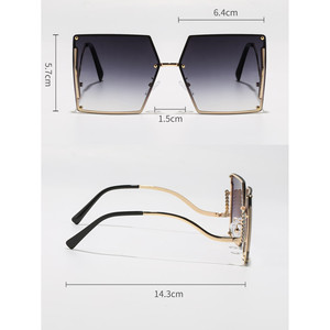 Gafas de sol elegantes con montura cuadrada y tachuelas - Product Image 5