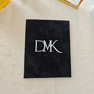 Inviti di Nozze di Lusso in Acrilico con Copertina Rigida in Camoscio Verde Scuro e Lettere Dorate a Specchio, Monogramma Nuziale - Product Image 5