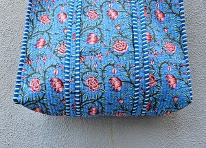 Bolso Tote de Algodón Acolchado con Diseño Floral Azul Estampado a Mano / Bolso Floral Reversible para Uso Diario de Mujeres - Product Image 2