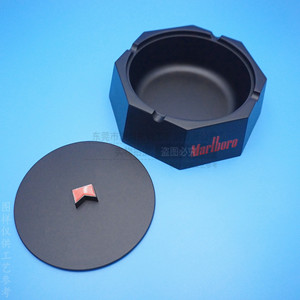 ที่เขี่ยบุหรี่โลหะหกเหลี่ยม Marlboro สีดำด้าน ผลิตจากโลหะผสมสังกะสี พร้อมฝาปิด พกพาสะดวก ใช้ในรถยนต์ได้ - Product Image 1