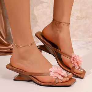 Sandalias de verano para mujer con punta cuadrada, diseño floral, correa delgada, tacón de cuña irregular y estilo slip-on. - Product Image 4