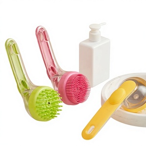 Brosse de bain en plastique pour animaux de compagnie avec long manche pour chiens et chats - Tête rechargeable pour gratter, <span class=keywords><strong>shampoing</strong></span> et massage nettoyant - Product Image 1