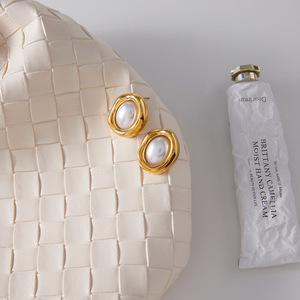 ต่างหูมุกประดับเพชร ชุบทอง เรซิ่นทรงวงรี ใส่ได้ทุกวัน - Product Image 4