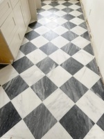 Mármol Blanco Carrara Natural y Mármol Gris Bardiglio, Baldosas para Piso y Pared con Diseño de Tablero de Ajedrez, Acabado Mate Pulido