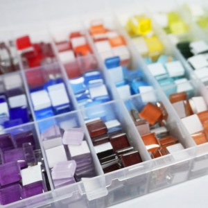 24 Colores, 1100 Piezas de Azulejos de Mosaico Mixtos para Kit de Manualidades de Mosaico DIY. Mosaicos de Cristal Cuadrados de 1 cm de Colores para Posavasos DIY. - Product Image 1