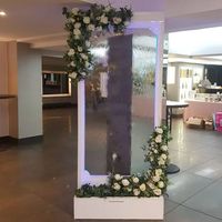 Bienvenue à votre mariage avec une magnifique fontaine d'entrée en cascade, miroir, décorations de mariage élégantes
