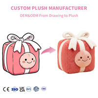 Vente en gros de boîtes cadeaux en peluche personnalisées pour Noël, jouet en peluche doux, coussin cube avec nœud en ruban pour cadeau de fête EN71