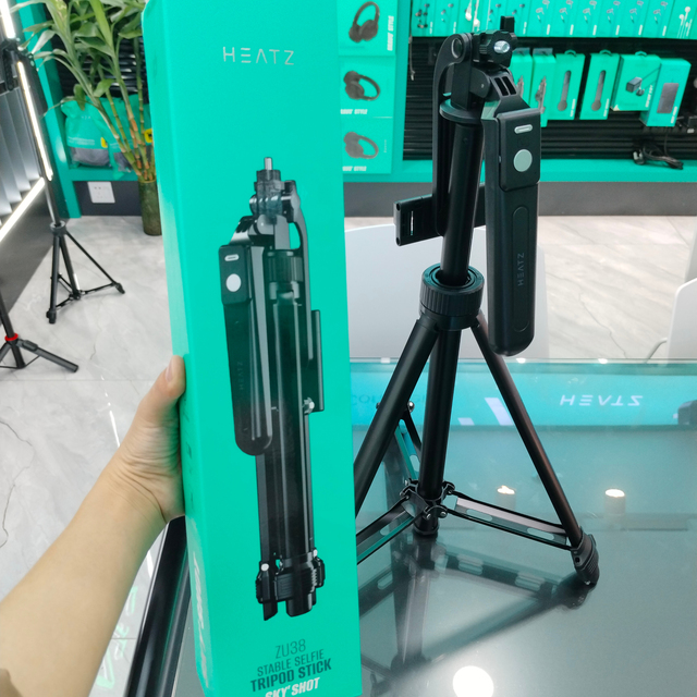 Portable Selfie Stick with for Bluetooth for Steady Shooting Anti-Shake Mobile Phone Bracket for Travel Landing Live Tripod