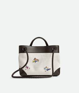 Sac à main Bottega Andiamo en cuir de veau et toile avec illustrations brodées, détail nœud signature Veneta - Product Image 5
