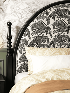 Cadre de lit king size traditionnel en bois avec tête de lit capitonnée arquée et design en tissu de style rond - Product Image 6