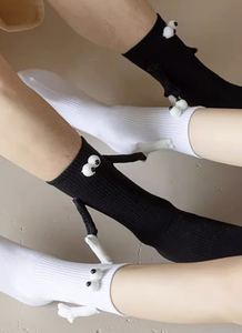 कस्टम थोक जोड़े हाथ पकड़े हुए युवा उच्च गुणवत्ता वाले चुंबकीय मध्य-बछड़ा प्यारा विचित्र कपास मोजे - Product Image 3