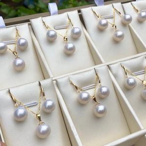 Chaîne polyvalente en or 18 carats et argent avec 10-11 crochets d'oreille, pendentif rond impeccable de 9-10 mm, boucles d'oreilles en perles naturelles pour les navetteurs - Product Image 1