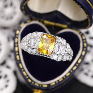 Anello da cocktail geometrico T0731 in oro bianco con topazio taglio baguette e pavé, anello da fidanzamento da donna di alta gioielleria - Product Image 3