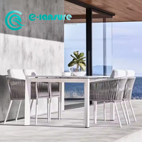 Ensemble de salle à manger d'extérieur moderne nordique, structure en aluminium durable et chaises en corde tressée pour jardin, villa, hôtel