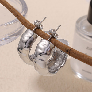 Pendientes de Aro Geométricos Dorados, Diseño Irregular, Unisex, para Uso Diario - Product Image 3