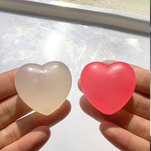 Jouets à couleurs changeantes, jouets à presser en maltose à rebond lent, balles de décompression amusantes en forme de cœur, jouets pour la Saint-Valentin - Product Image 4