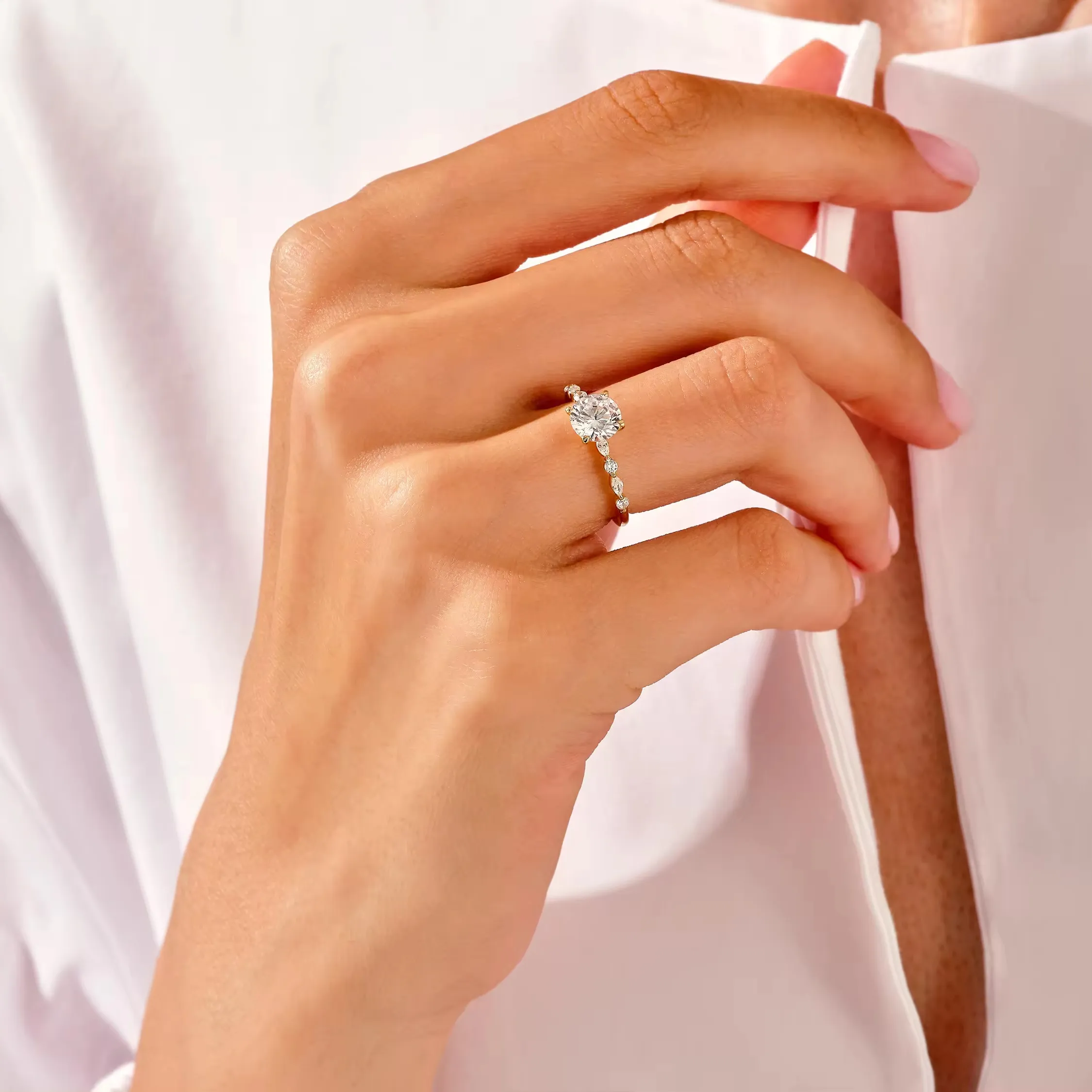 แหวนหมั้นทรงกลมและลายตาราง Sidestones 14k 18k ทองคําแท้ Lab แหวนเพชรแหวนสัญญา