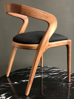 Meubles commerciaux confortables en bois massif cuisine dîner chaise café noyer bois chaises avec bras pour Restaurant