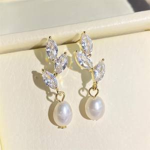 Moda zirkon elmas küpe zarif Dainty gelin kadınlar için inci küpeler köpüklü zirkon yaprak beyaz küpe - Product Image 3