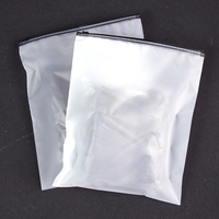 Logo imprimé refermable Poly Pe vêtements T-shirts sac emballage en plastique à fermeture éclair givré personnalisé sac à fermeture éclair pour vêtements