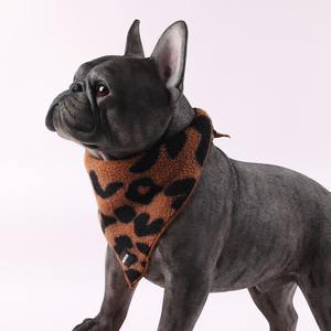 باندانا للكلاب من مصنع Okeypets بتصميم جديد مطبوعة بشعار مخصص دافئة وناعمة ومبطنة للكلاب الصغيرة - Product Image 4