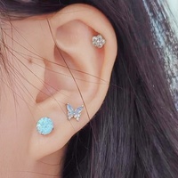 Pendiente de titanio quirúrgico Clover Jewelry con circonita cúbica de corte fuego, rosca interna para piercing de hélice, tragus y concha.
