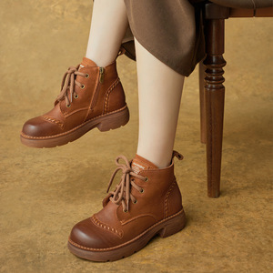 Bottes montantes en cuir véritable, style rétro, faites à la main, à lacets, à talon plat, modèle Martin, nouvelle collection hiver - Product Image 1
