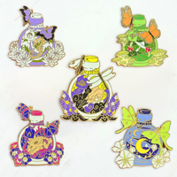 En gros : Épingles en émail rigide en métal, motifs papillon, bouteille de parfum, chat mignon, floral, badges de revers, avec logo personnalisé