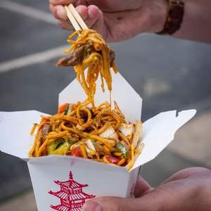 Boîte à emporter de nouilles de restaurant noires pour sushis à emporter Récipient à emporter en papier kraft jetable personnalisé avec poignée - Product Image 4