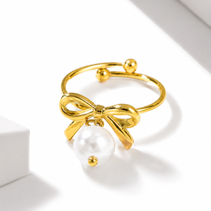 Bague ajustable en acier inoxydable plaqué or 14 carats sous vide avec nœud et fausse perle blanche pendante - Product Image 1