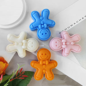 Bougie parfumée à la rose en forme d'homme en pain d'épices pour la détente à la maison, idéale pour offrir en cadeau - Product Image 3