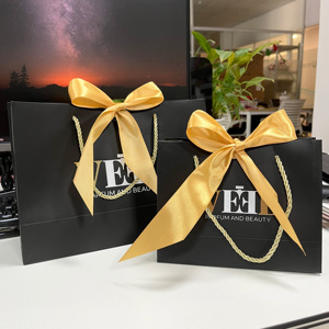 Sacs cadeaux noirs de luxe avec estampage à chaud doré - Grands sacs shopping en satin avec nœud pour parfums et bijoux - Product Image 1