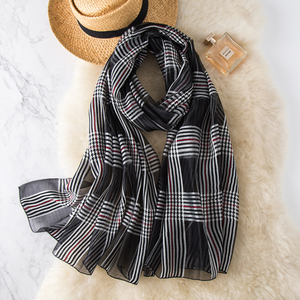 Sciarpe in <span class=keywords><strong>Seta</strong></span> Rossa all'Ingrosso, Hijab e Scialli Primaverili, Sciarpa in <span class=keywords><strong>Seta</strong></span> a Quadri Stile Britannico, Hijab in <span class=keywords><strong>Seta</strong></span> a Quadretti per Donne - Product Image 5