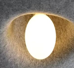 Lustre moderne unique en forme de chapeau de paille suspendu en verre noir pour le salon - Product Image 5