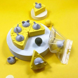 360 °   Juguete Masticable Giratorio para Gatos <span class=keywords><strong>de</strong></span> Interior, Diseño <span class=keywords><strong>de</strong></span> Queso con Forma <span class=keywords><strong>de</strong></span> Ratón, para el Cuidado Dental, Montado en la Pared - Product Image 2