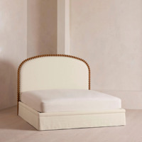 Lit en tissu blanc classique américain, taille Queen, avec tête de lit à bord arrondi et base à jupe, ensemble de meubles de chambre à coucher pour la maison