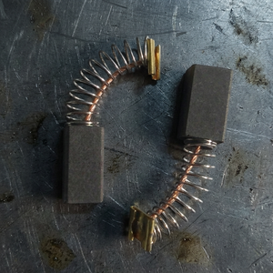 Escobillas de Carbón (Grafito) HUAYU 999041 para Taladro Percutor Eléctrico con Cable D13VB2/D10V 6.5X7.5X12/13.5mm - Product Image 2