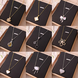 Collier en cristal anti-ternissement Resoul avec pendentif fleur délicat et tendance, bijoux de mode en gros pour femmes - Product Image 2