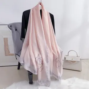 Venta al por mayor 2024 Bufanda de seda para mujer Diseño personalizado Impreso Pañuelo de satén Chales Foulard Hijab Bufandas para mujer
