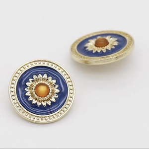 Thời Trang Vàng Tone Hình Dạng Không Thường Xuyên Men Nút Với May Chân Kẽm Hợp Kim Nút Cho Áo - Product Image 3