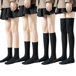 Chaussettes longues 2026 pour femmes, chaussettes hautes en tricot blanc fantaisie, vente en gros, étiquette personnalisée, chaussettes noires pour femmes - Product Image 1