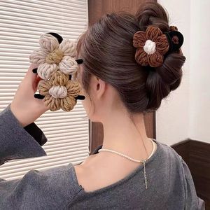 Nuevo clip para el cabello de lana de alta gama, tamaño mediano, con diseño de flor, para otoño e invierno, para mujer, accesorio para el cabello. - Product Image 1