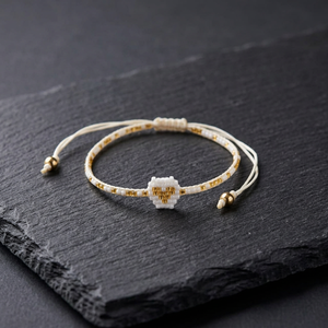 Bracelet artisanal Sstringz en perles Miyuki Delica dorées, brunes et pêche, réglable, minimaliste et géométrique. - Product Image 3