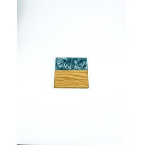 Ensemble de sous-verres en bois de résine naturelle uniques, ajoutant un charme rustique à la maison ou au bureau tout en protégeant les surfaces des déversements de chaleur - Product Image 1