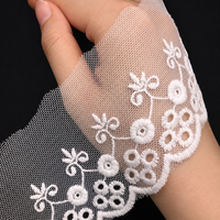 Fournisseur de dentelle en maille soluble dans l'eau, dentelle florale blanche festonnée avec logo brodé personnalisé
