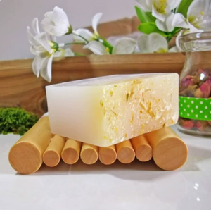 Savon artisanal hydratant et nettoyant LovSens Premium à l'huile essentielle de lavande et de pétales de rose - Product Image 2